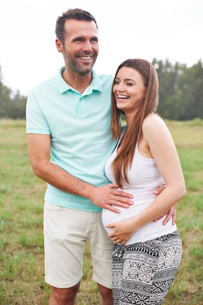 Gelukkige toekomstige ouders in zomerdag