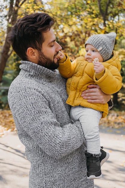 Gelukkige vader met baby buiten in de natuur