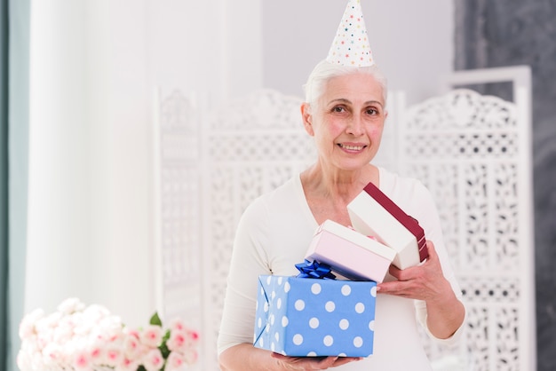 Gelukkige verjaardag vrouw met geschenkdozen