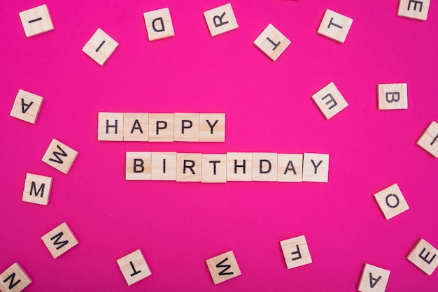 Gelukkige verjaardagswoorden op roze achtergrond