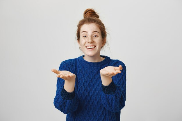 Gelukkige vriendelijke roodharige vrouw die je feliciteert en goed werk prijst