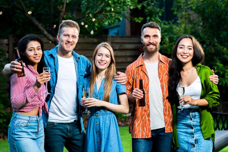 Gratis Foto gelukkige vrienden die samen camera bekijken