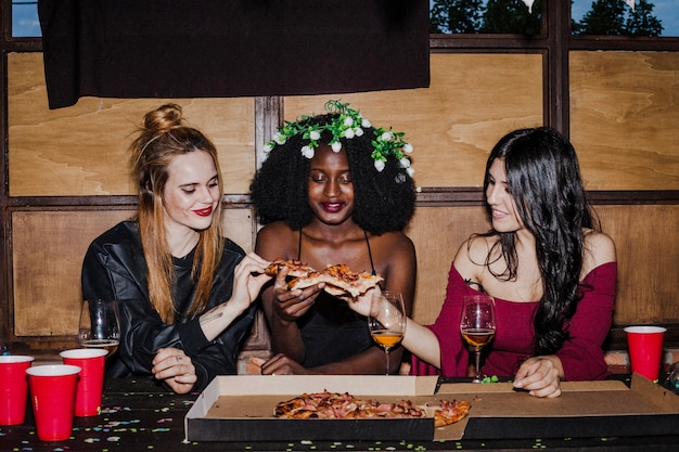 Gelukkige vrienden eten pizza