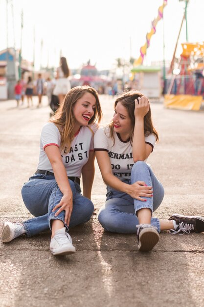 Gelukkige vrienden in de amusementspar