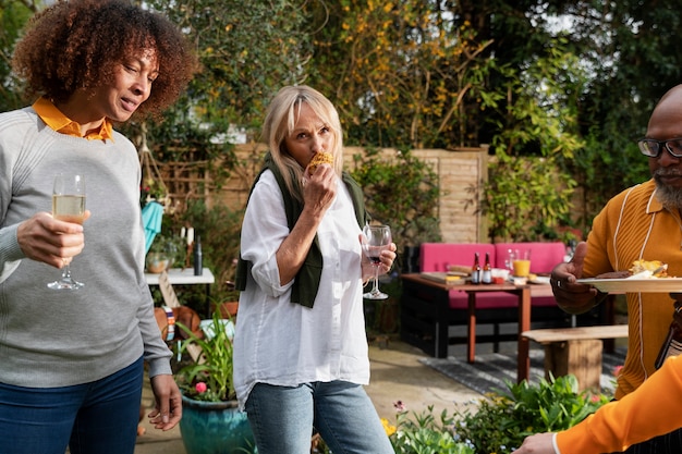 Gelukkige vrienden met eten in de natuur