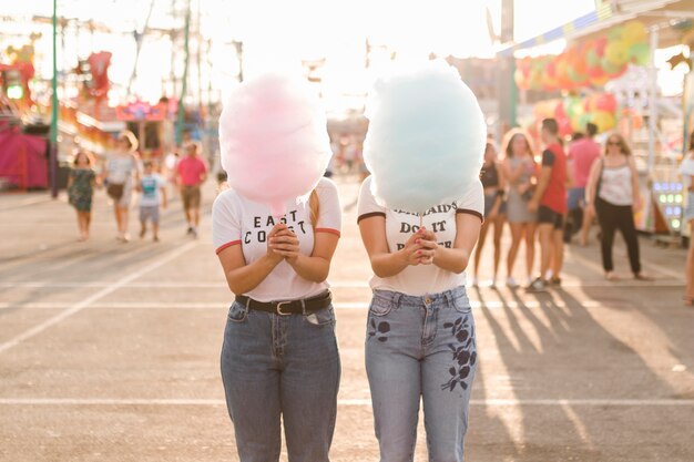 Gelukkige vrienden met plezier in het pretpark