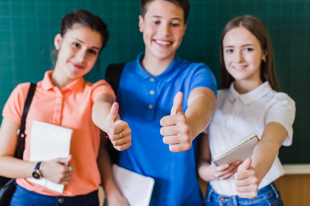 Gelukkige vrienden met schoolbord