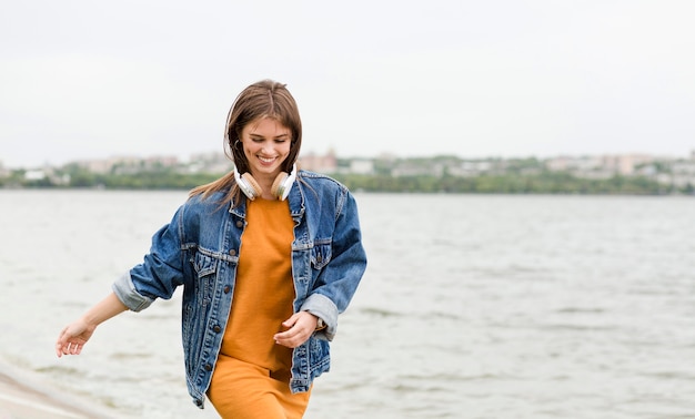 Gelukkige vrouw aan zee