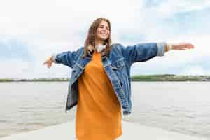 Gratis foto gelukkige vrouw aan zee