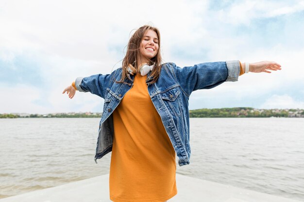 Gelukkige vrouw aan zee