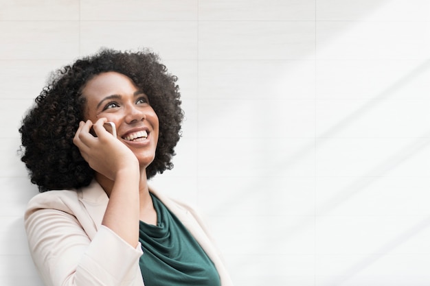 Gelukkige vrouw achtergrond met smartphone geremixte media