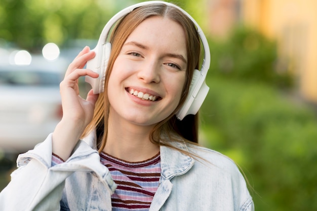 Gelukkige vrouw die aan muziek luistert