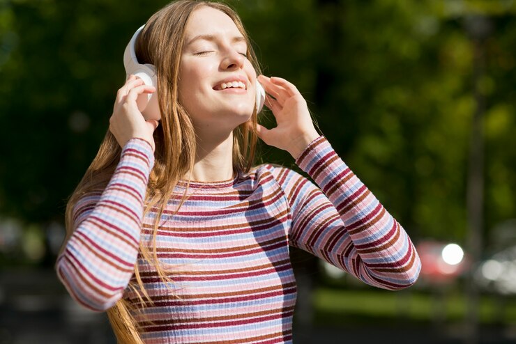Gratis Foto gelukkige vrouw die aan muziek luistert