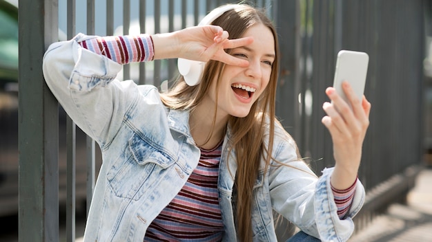 Gelukkige vrouw die aan muziek luistert