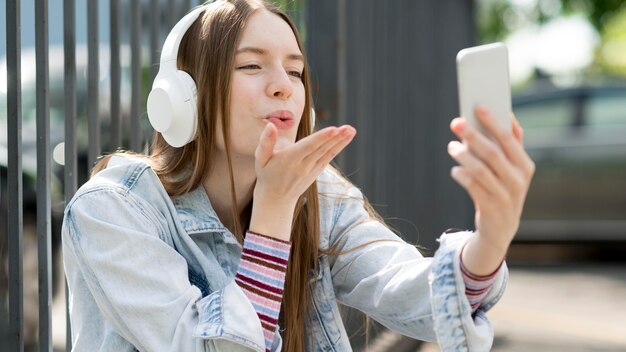 Gelukkige vrouw die aan muziek luistert