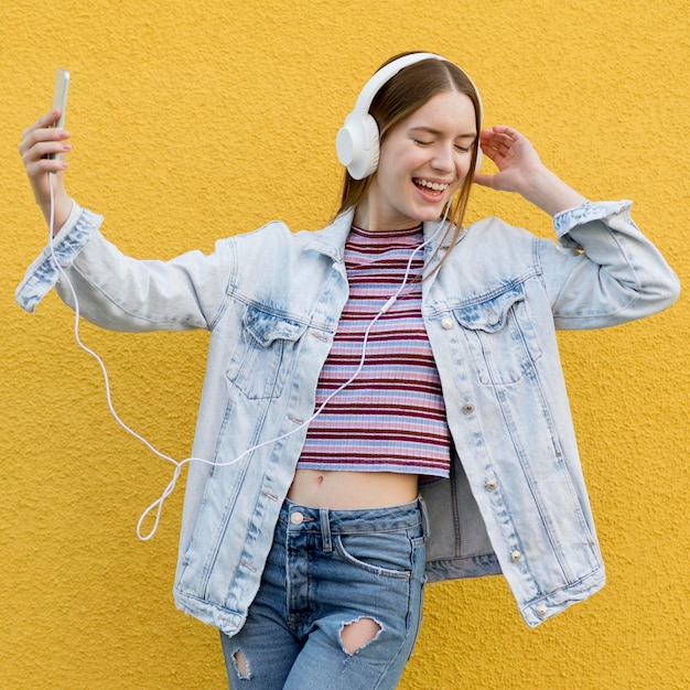 Gelukkige vrouw die aan muziek luistert