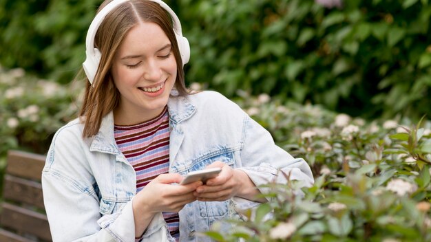 Gelukkige vrouw die aan muziek luistert