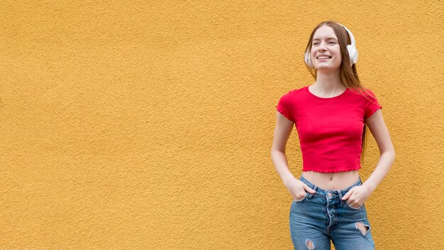 Gelukkige vrouw die aan muziek luistert