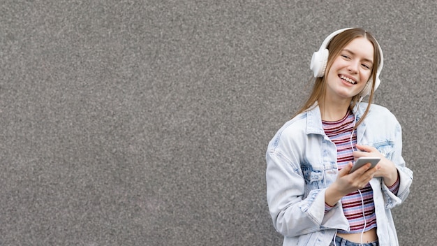 Gelukkige vrouw die aan muziek luistert