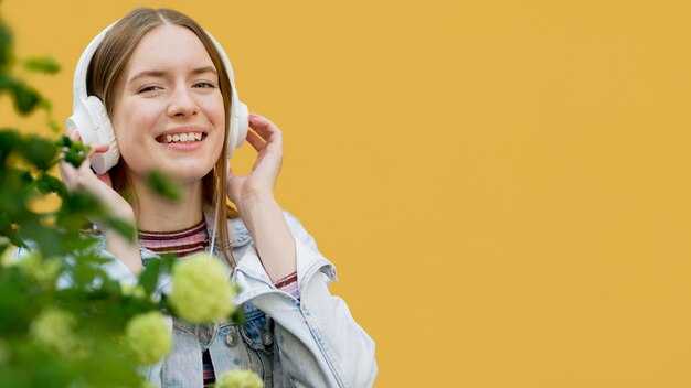 Gelukkige vrouw die aan muziek luistert