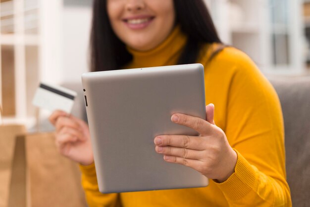 Gelukkige vrouw die de tablet controleert op een nieuwe aankoop