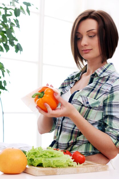 Gelukkige vrouw die een gezonde salade voorbereidt