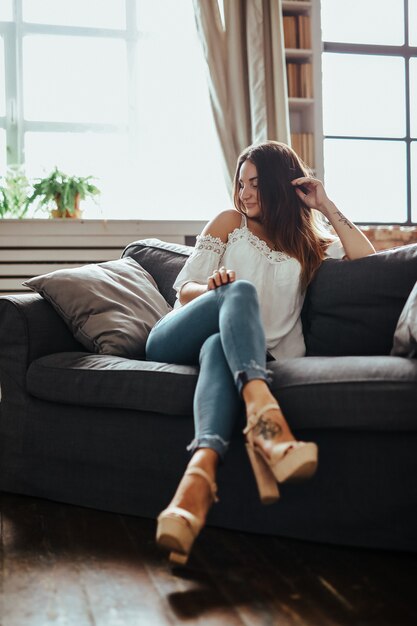 Gelukkige vrouw die lacht