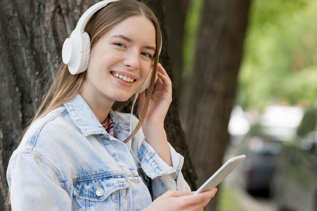 Gelukkige vrouw die naar muziek luistert