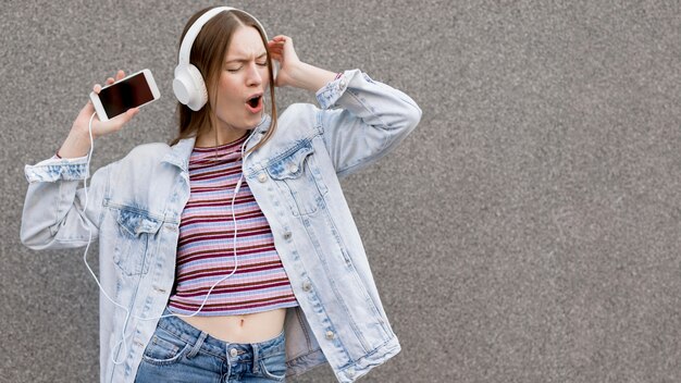 Gelukkige vrouw die naar muziek luistert