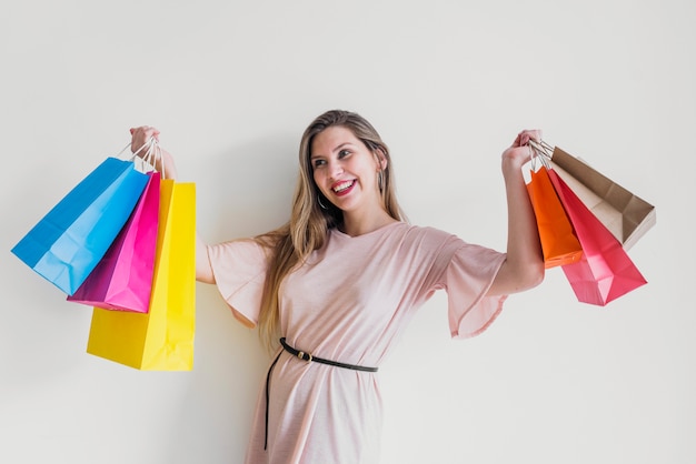 Gelukkige vrouw die zich met het winkelen zakken bevindt