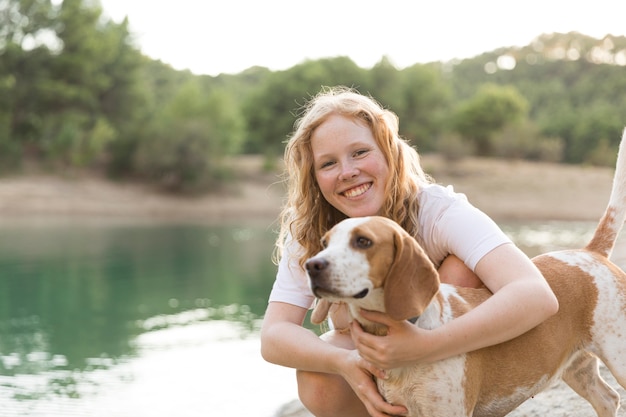 Gelukkige vrouw en haar beste vriend