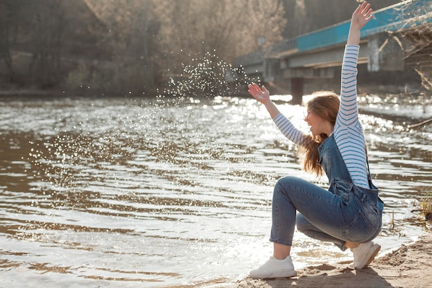 Gelukkige vrouw genieten van haar tijd aan het meer