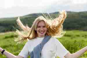 Gratis foto gelukkige vrouw genieten van haar tijd in de natuur