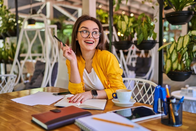 Gelukkige vrouw heeft een idee op de werkplek