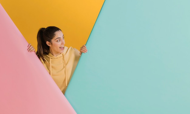 Gelukkige vrouw in een gele trui