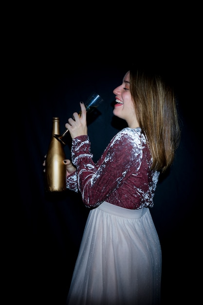 Gelukkige vrouw in kleding het drinken champagne van glas