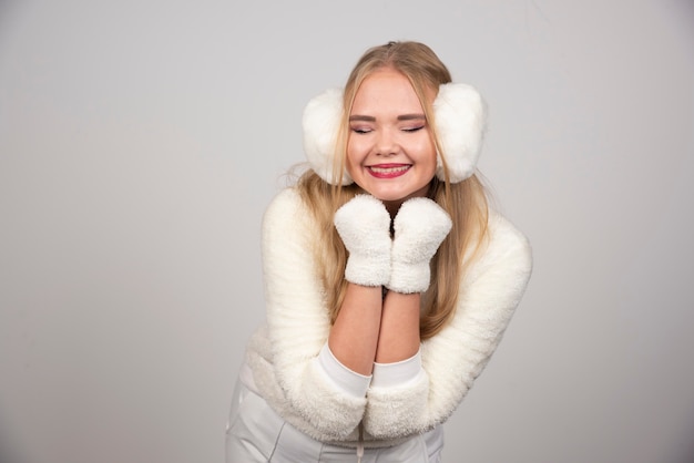 Gelukkige vrouw in witte outfit poseren voor de camera.