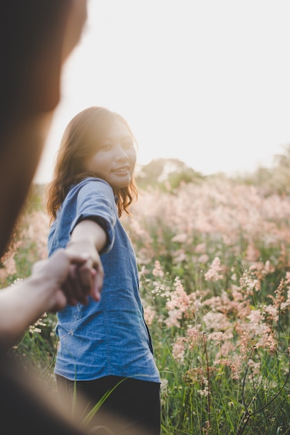 Gratis foto gelukkige vrouw jonge zonsondergang zonlicht