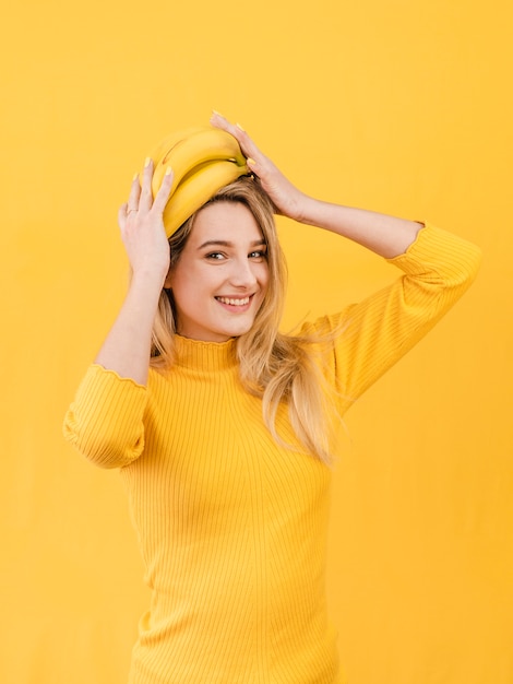 Gelukkige vrouw met bananen