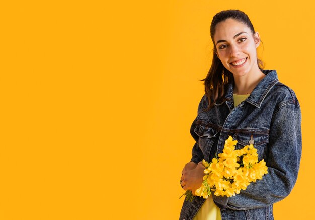 Gelukkige vrouw met bloemboeket