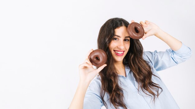 Gelukkige vrouw met donuts