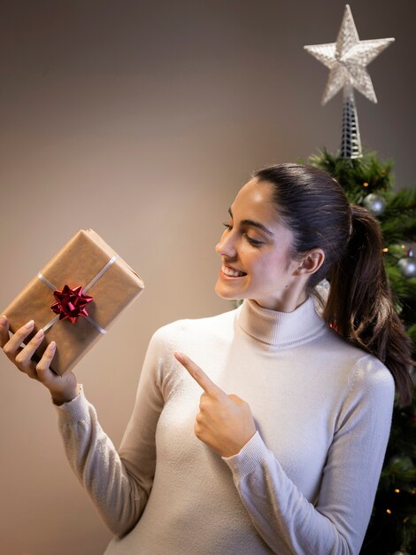 Gelukkige vrouw met een geschenk