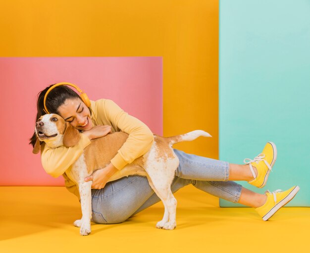 Gelukkige vrouw met een schattige hond