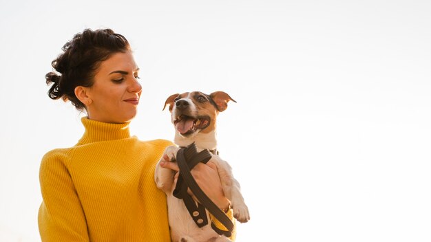 Gelukkige vrouw met haar hond buitenshuis