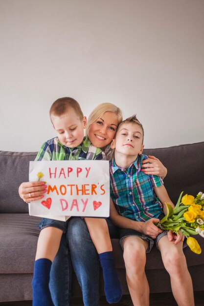 Gelukkige vrouw met haar kinderen op moederdag