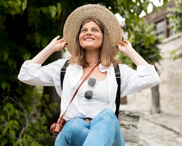 Gratis foto gelukkige vrouw met hoed poseren