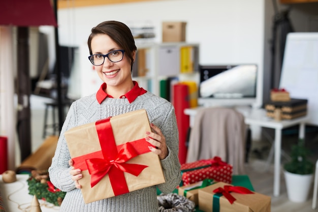 Gelukkige vrouw met kerstcadeaus of cadeautjes