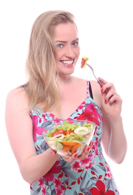 Gelukkige vrouw met kom verse salade