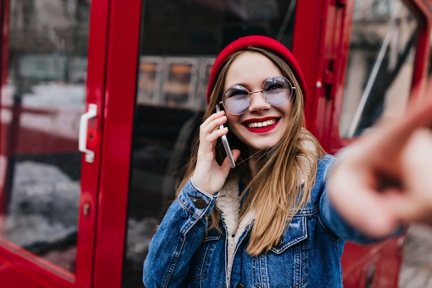 Gelukkige vrouw met witte huid praten over de telefoon.