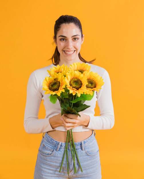 Gelukkige vrouw met zonnebloem boeket